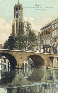 1635 Gezicht op de Oudegracht Tolsteegzijde te Utrecht met op de voorgrond een gedeelte van de Gaardbrug en op de ...